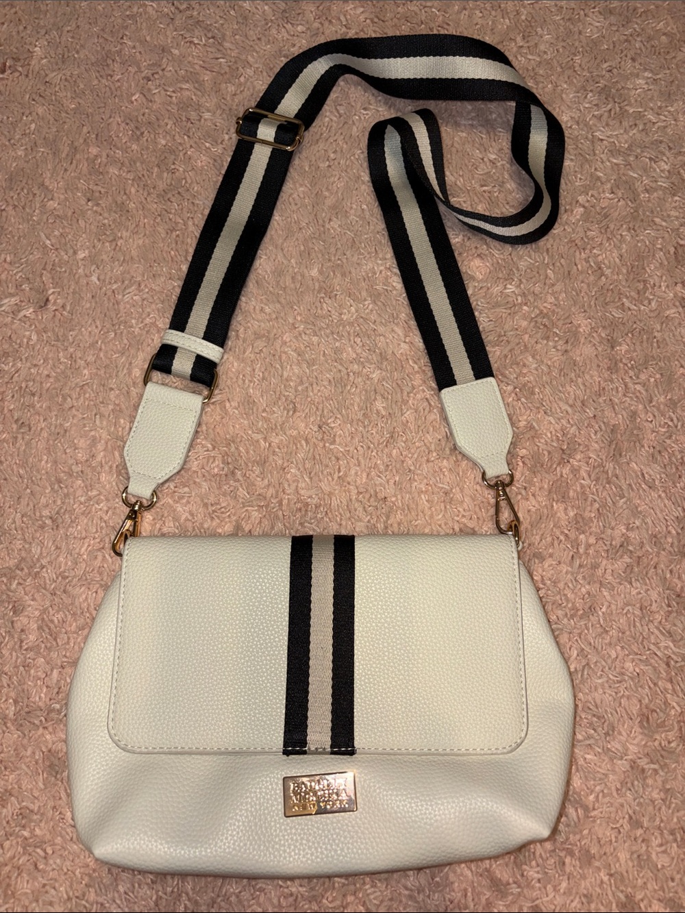 Badgley Mischka New York Shoulder Bag Purse
Off white Adjust Black magnetic snap